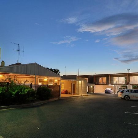 Court Street Motel Паркс Екстериор снимка