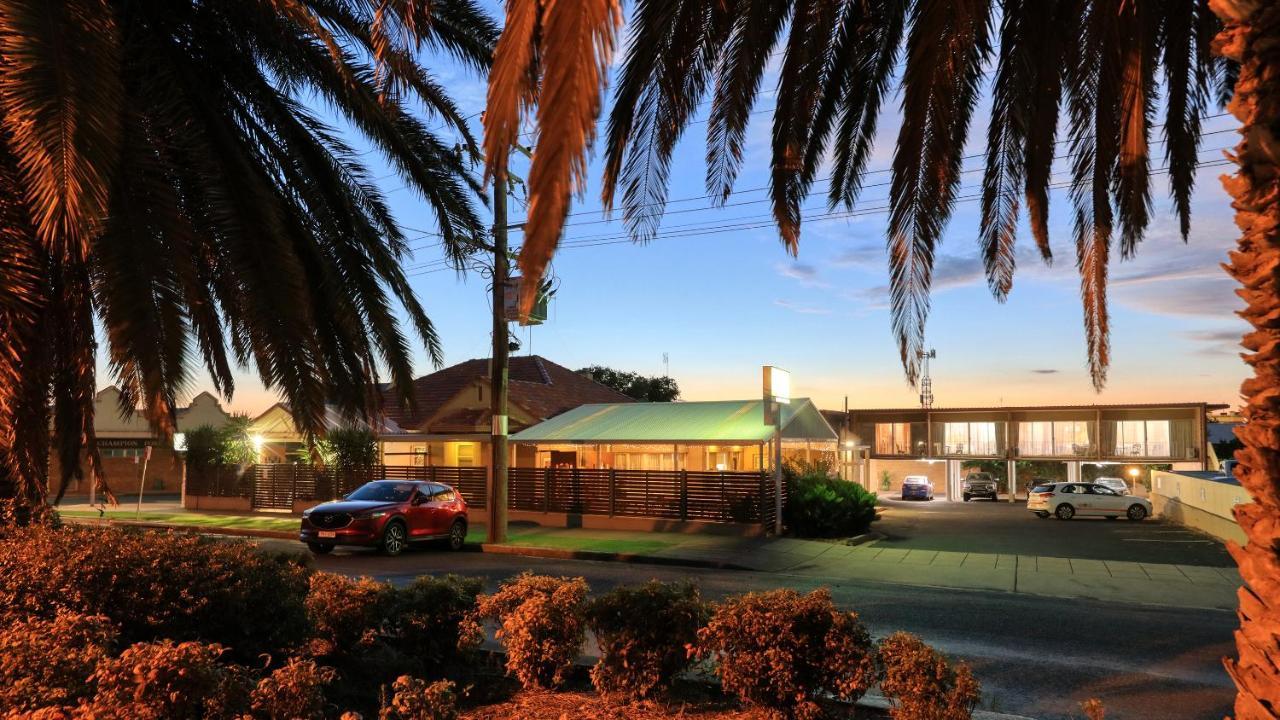 Court Street Motel Паркс Екстериор снимка