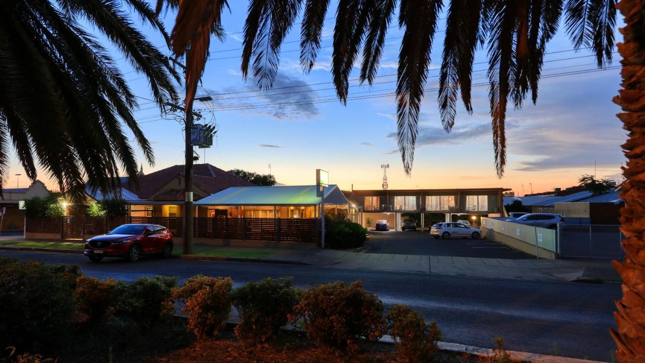 Court Street Motel Паркс Екстериор снимка